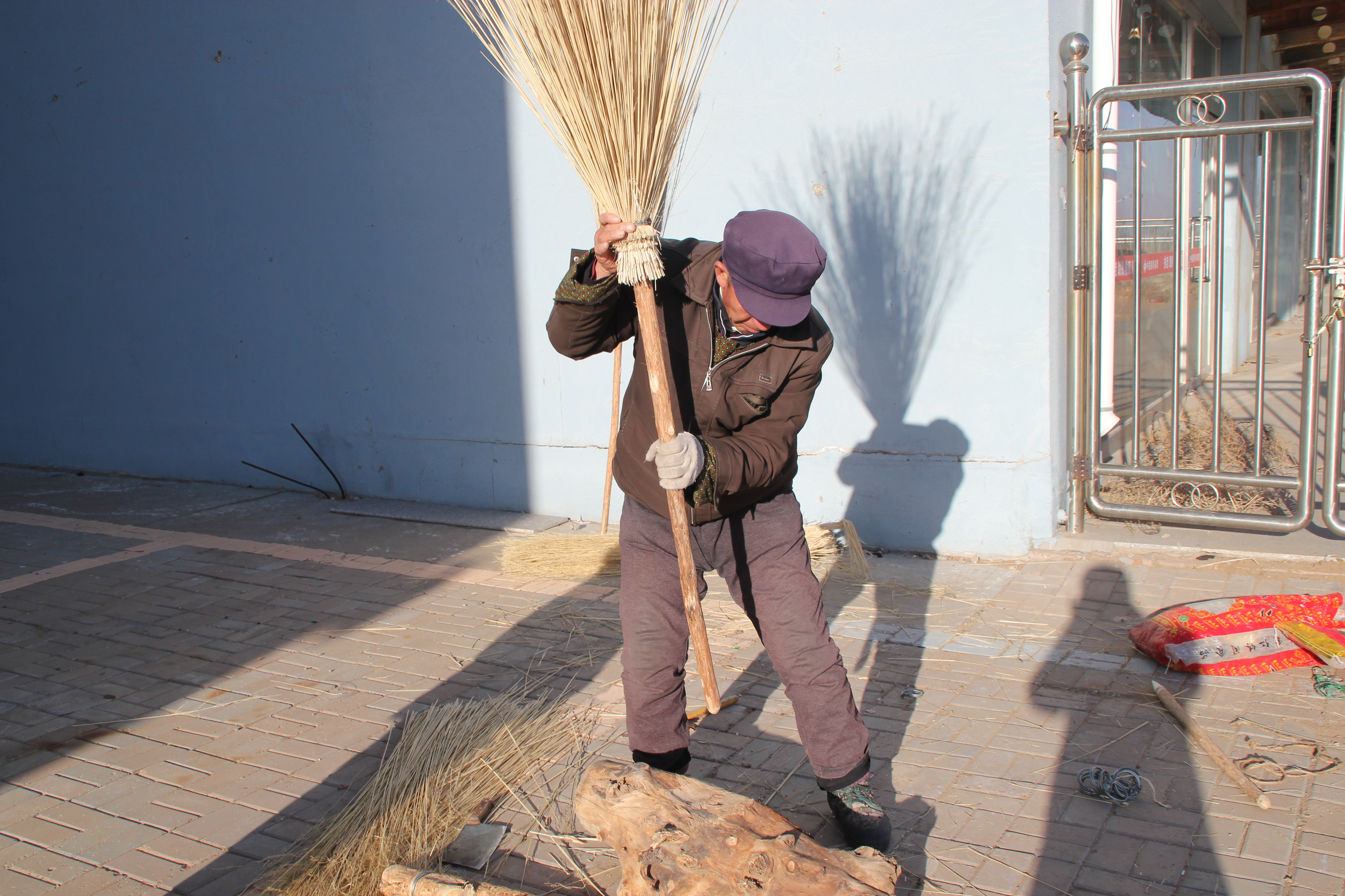 农村传统手艺扎扫把,种扫帚技术