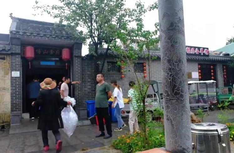 山东小县城自助全猪宴，30元一位肉肉随便吃，客人多的老板往外撵