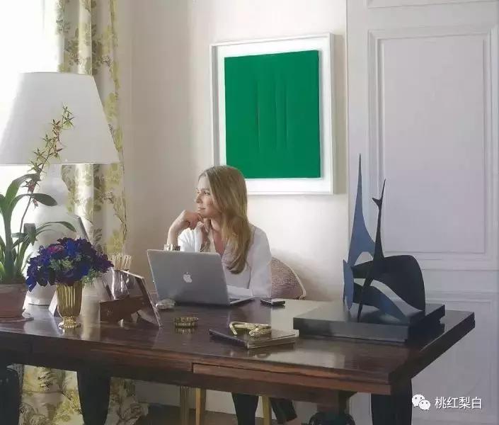 刘嘉玲和天价娃娃合影,刘嘉玲买画