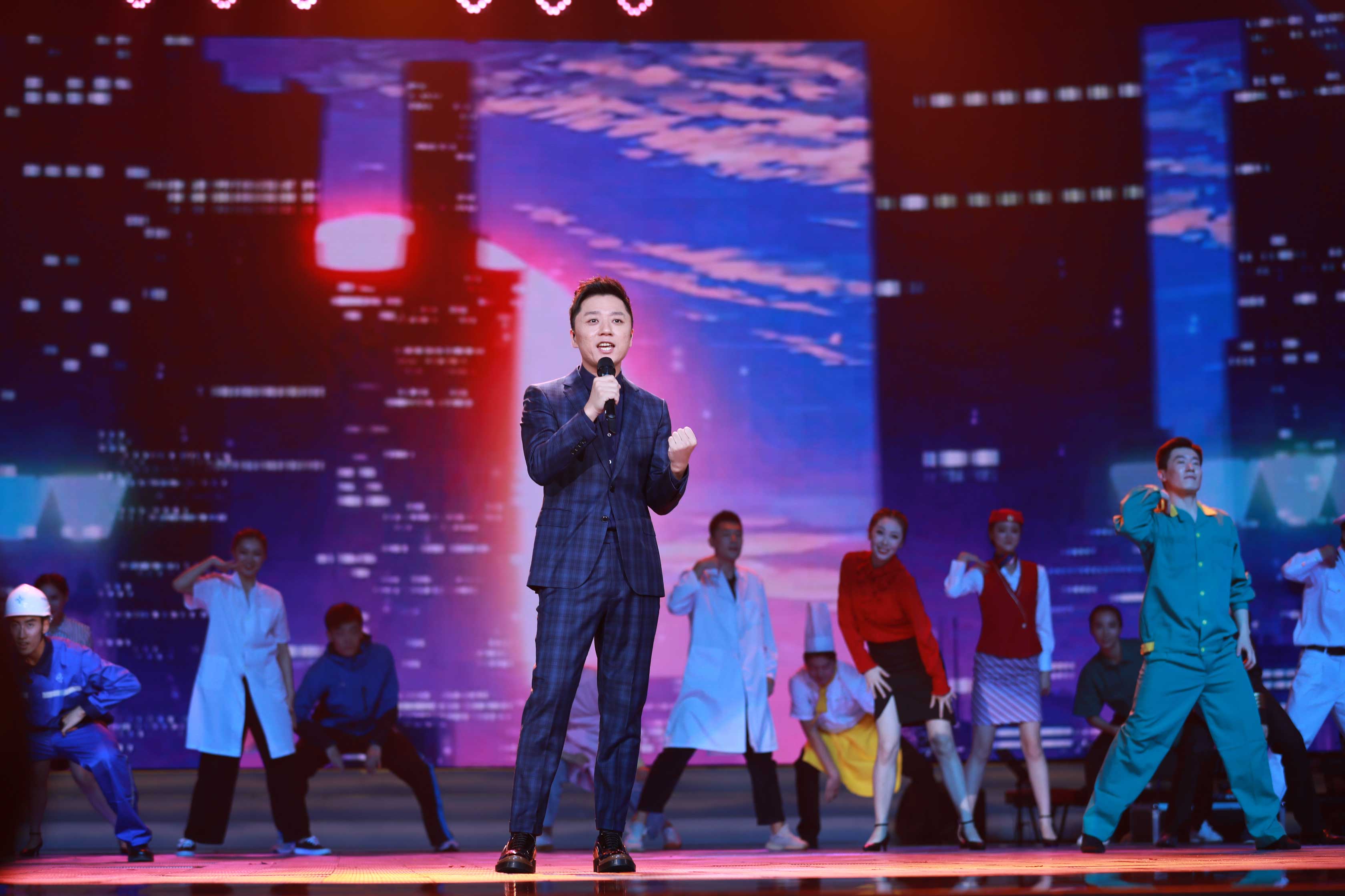 实力歌手张磊尽显多元魅力演唱解说两不误