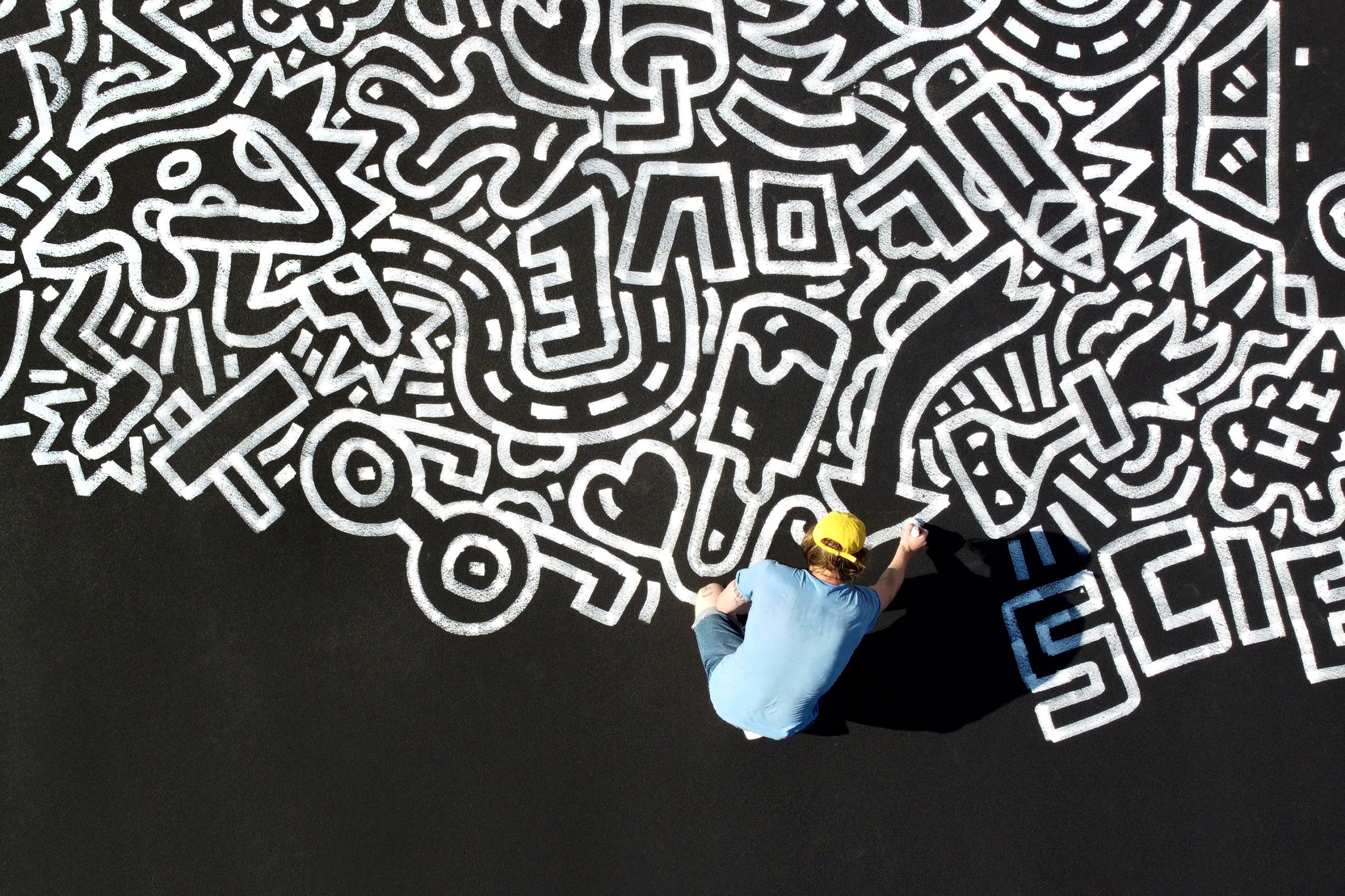 TimothyGoodman为学校的孩子们画了一整个篮球场