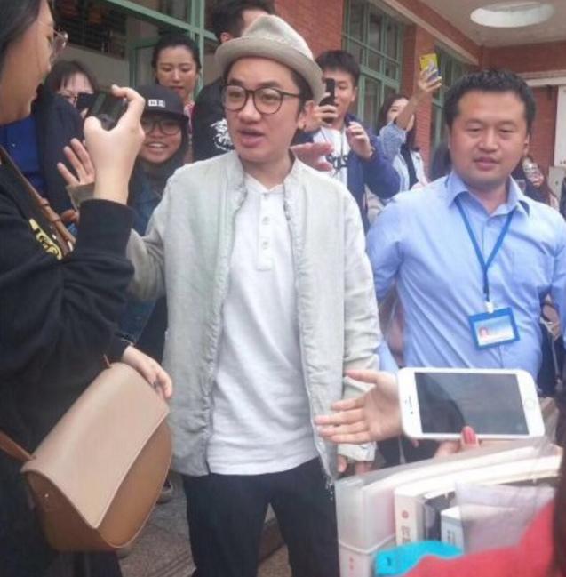 王祖蓝节目上没被路人认出震惊,王祖蓝校服到西装的仪式感
