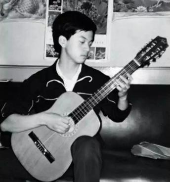 2002年,李健在水木年华最红时突然退出,卢庚戌为此失眠了一个月