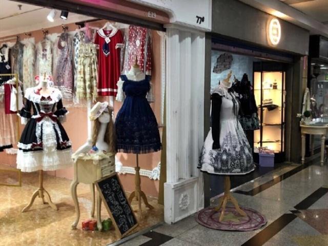 这种服装的实体店很奇怪，开在人迹罕至的大楼里，衣服还不让试穿