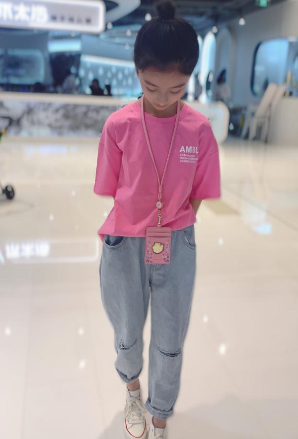 不敢认这是“最美童星”！才11岁就穿高跟鞋，这款式同龄人难驾驭