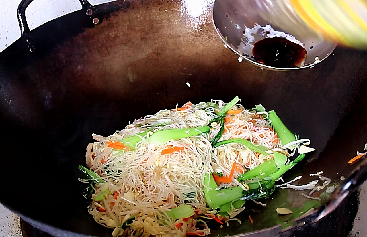 炒粉怎么炒才会不粘锅,炒干粉怎么不会碎