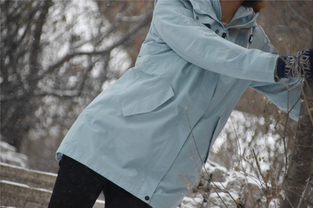 冲锋衣tnf好还是discovery好,保暖又轻薄的户外冲锋衣