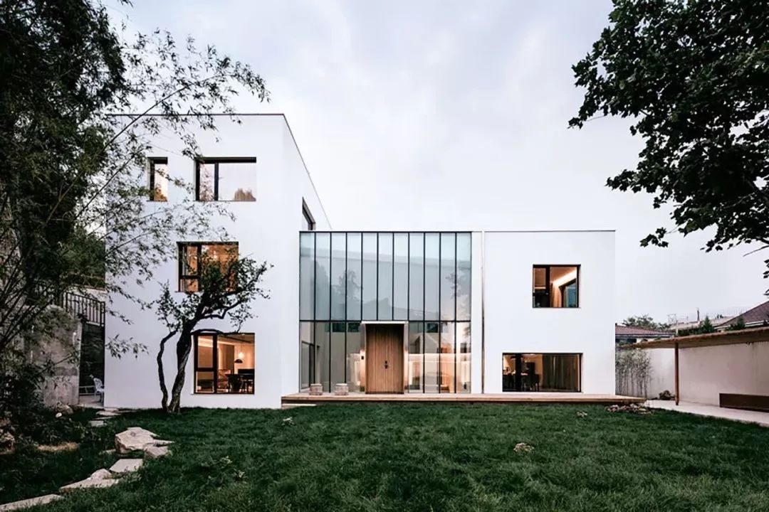 耗资80万建造豪宅出租给退休夫妇,她用14年建400平米花园