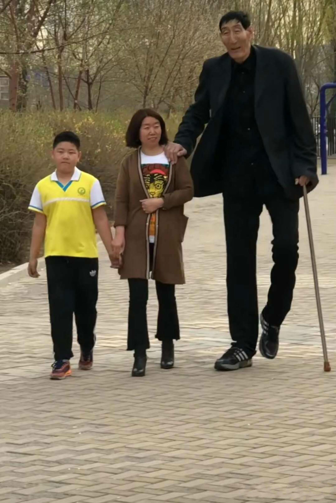 前中国“第一巨人”，当初不顾医生劝阻执意生子，如今孩子怎样了