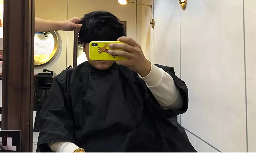 小伙染头发现眼色不对还是夜光的,最后换了一辆车