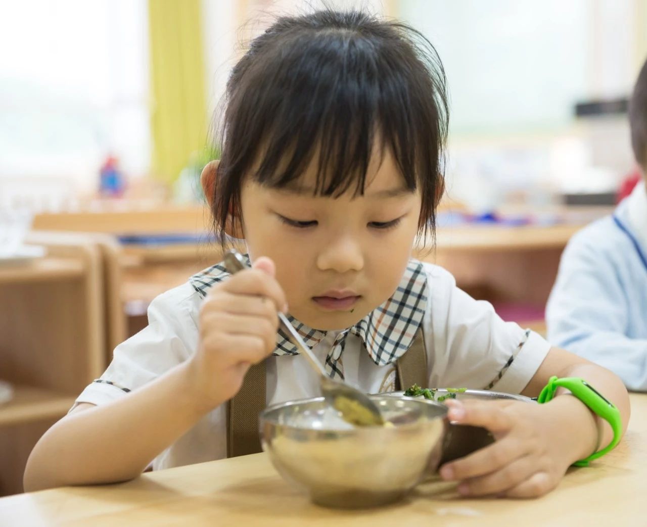 吃饭看出有教养和没教养,吃饭看手机是没有教养的表现么