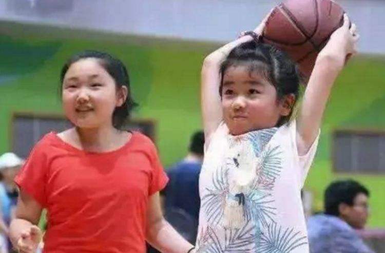 濮氭槑浠栧コ鍎跨幇鍦ㄨ韩楂樻湁澶氬皯,濮氭槑鐨勭幇鍦ㄥコ鍎胯韩楂樺灏戠背