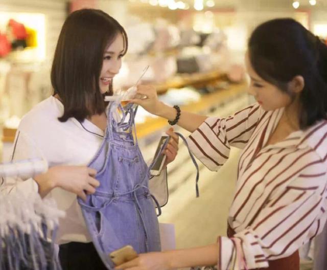 买衣服时为什么怕导购,商场买衣服有什么技巧