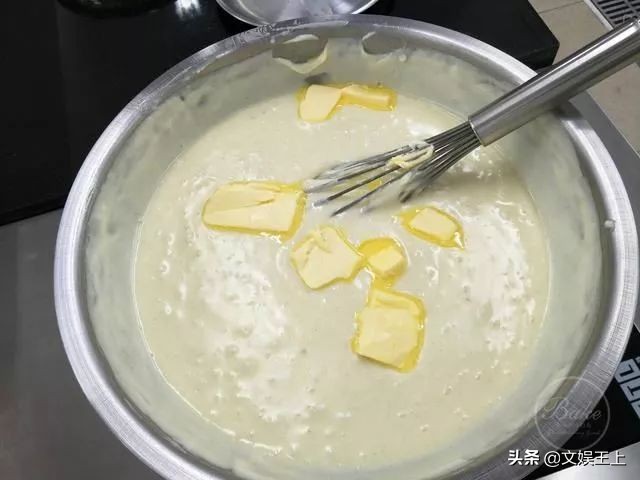 不用出门自己在家做蛋糕,不能出门就自己做了一个蛋糕