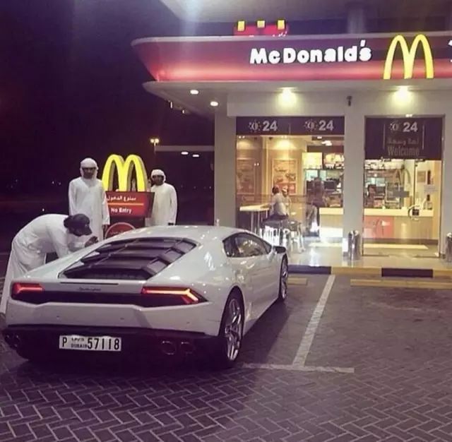 别以为开豪车是有钱人,开跑车的你以为是富二代