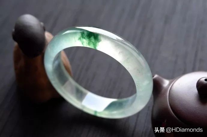 翡翠项链摔坏要赔一千多万视频,顾客摔坏了手镯怎么赔偿