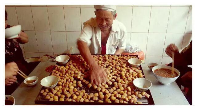 建水县烤豆腐蘸水,建水县曲江镇东山烤豆腐