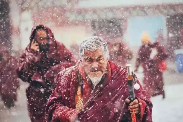 色达下雪了红白交织,色达下雪了图片大全