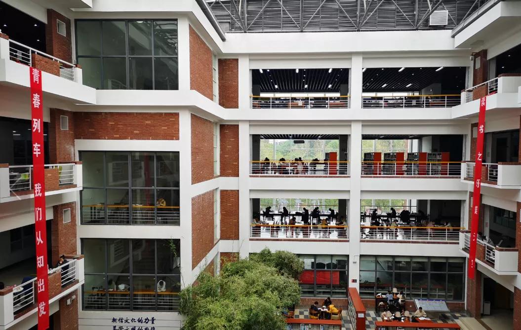 武汉外语外事职业学院出国,在武汉外语外事职业学院上学