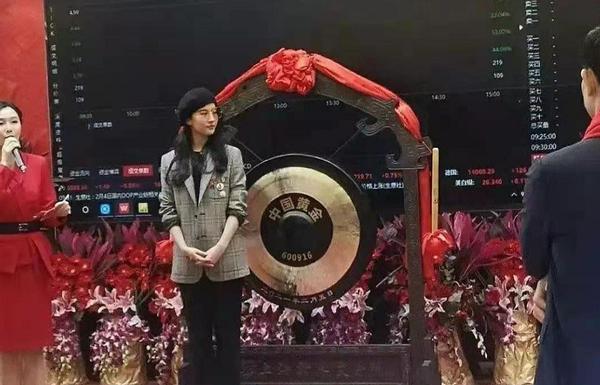 刘亦菲穿西服露出小蛮腰超有型,刘亦菲穿西装现身巴黎时装周