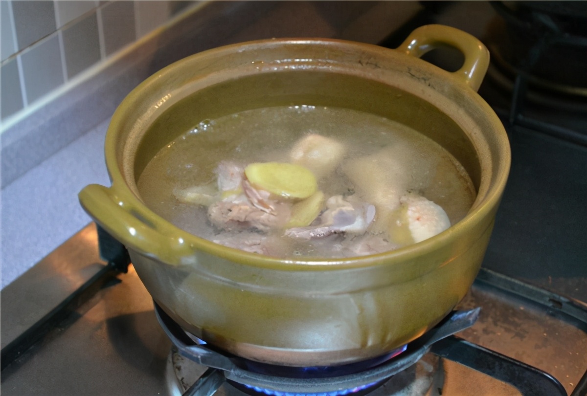 为什么熬好的肉汤在冰箱里是好的，拿出来一加热，立刻变馊了？