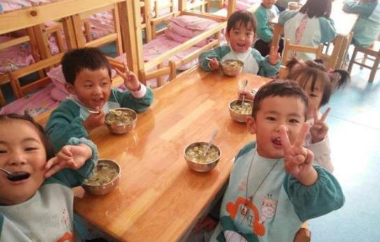 萌宝从幼儿园回来，说在饭菜里看到了大苍蝇，家长沟通后笑坏了