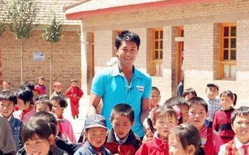 求婚迪丽热巴男子,神秘男子现场向迪丽热巴求婚