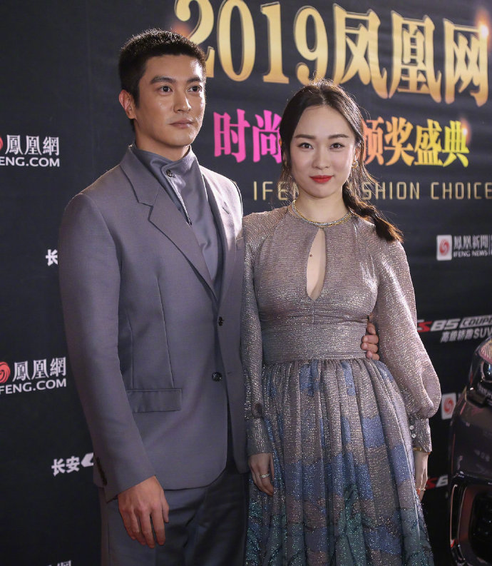 霍思燕现身机场时髦打扮秒变18岁,霍思燕颜值巅峰白纱裙