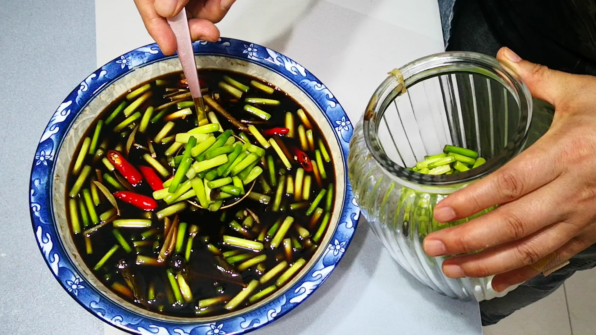 腌蒜苔只放盐的最简单又好吃做法,腌蒜苔只放盐做法