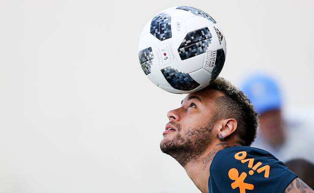 头顶足球不会脑震荡吗,头球容易患痴呆症