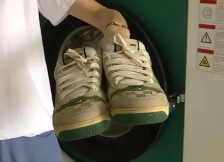 把小脏鞋送到干洗店被洗的太干净，女士怒向洗衣店索赔3000元，称其干净得失去了灵魂