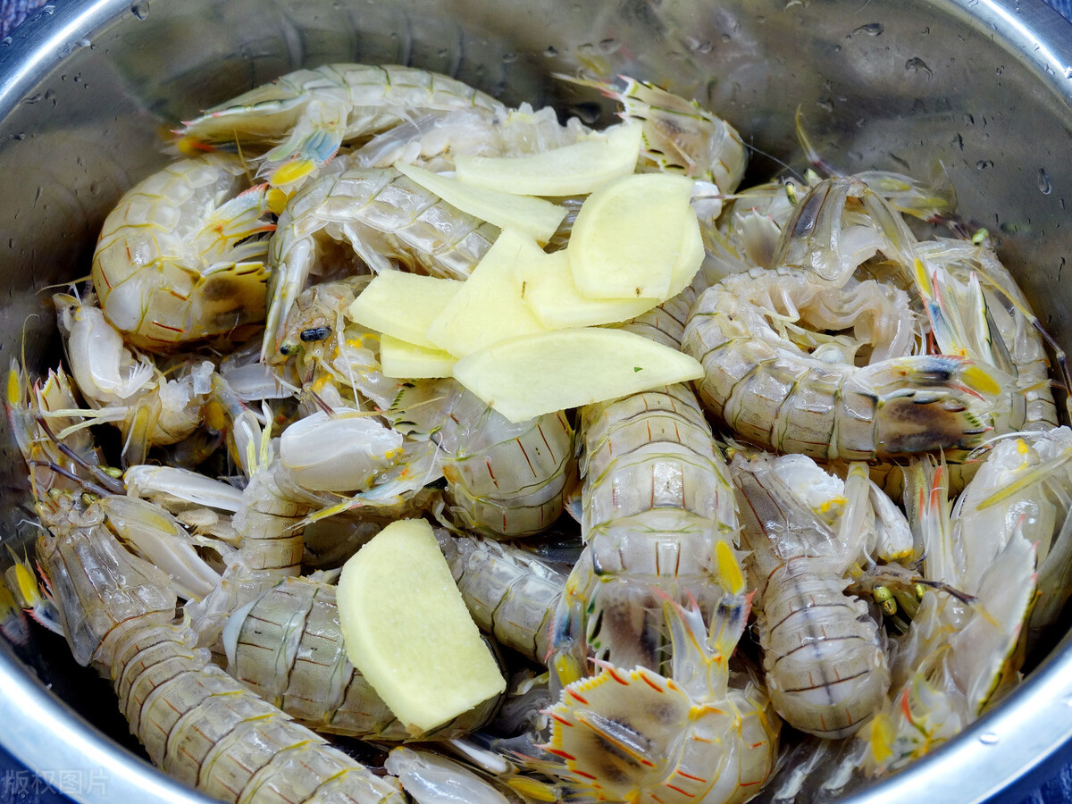 如何判断皮皮虾是否蒸熟了,皮皮虾蒸完后立即开盖吗