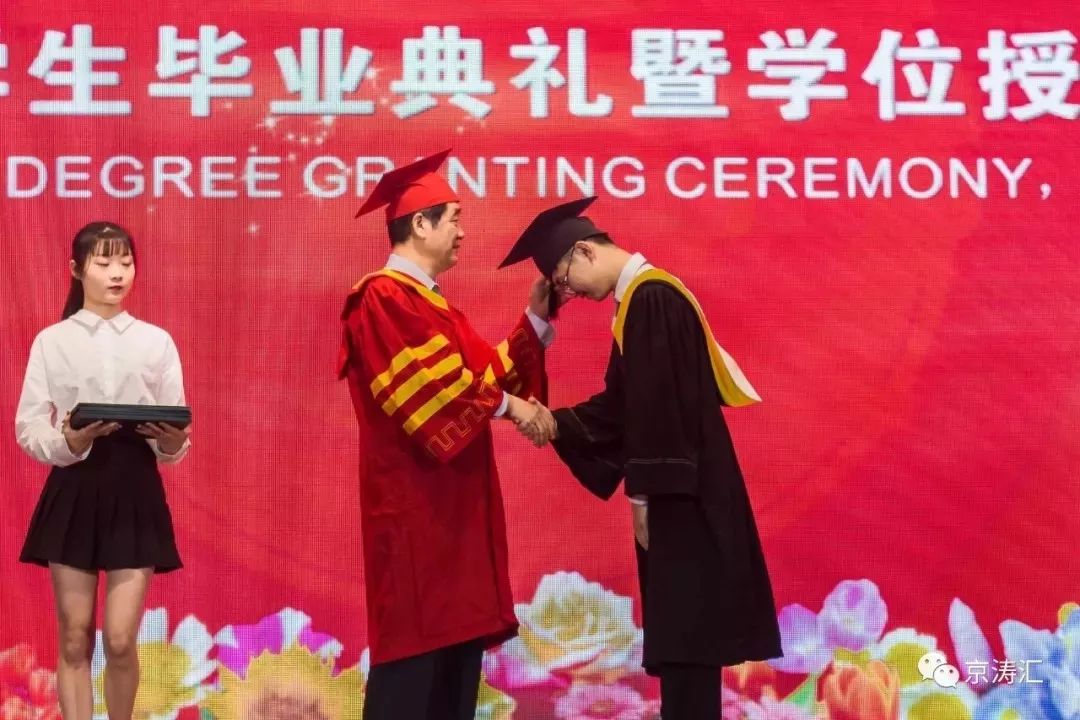 潮平两岸阔风正一帆悬异曲同工,潮平两岸阔风正一帆悬中文