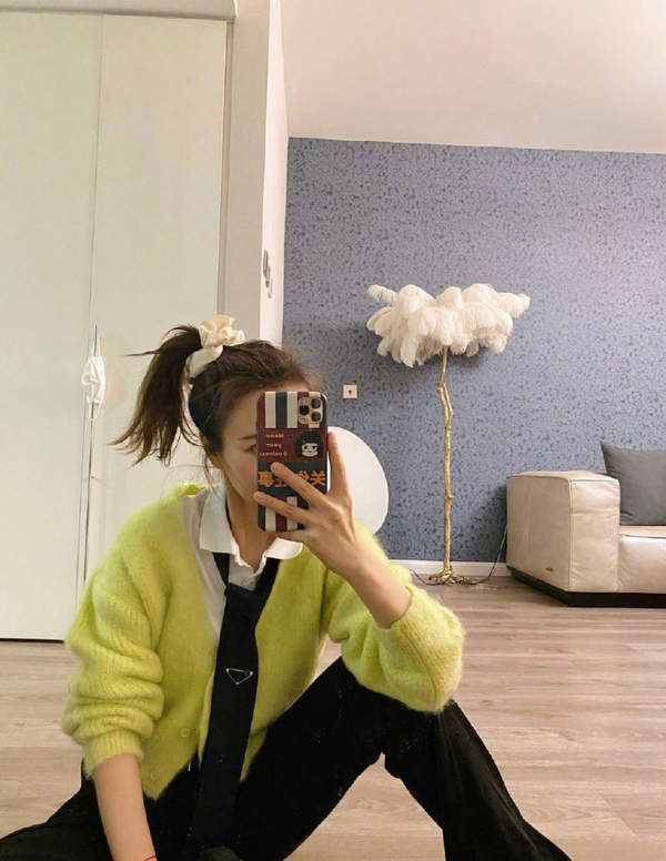 吴昕蓝色针织衫,吴昕穿薄衫裙披小西装