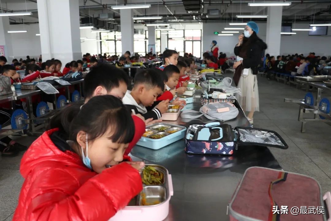 孩子开学生活步入正轨视频,开学后的校园生活