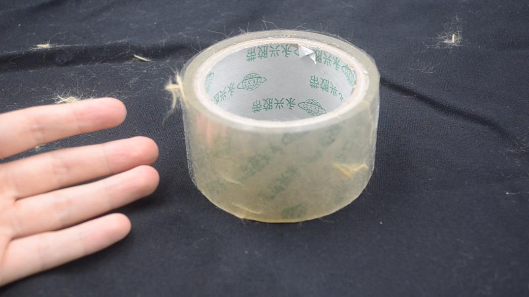 如何去除衣服上的毛絮小妙招,衣服粘毛怎么处理不用滚刷