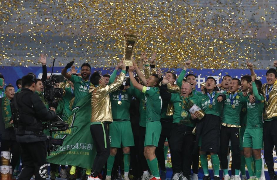 足球圈齐贺国安足协杯加冕！黄健翔：不会踢后卫的前锋不是真大宝