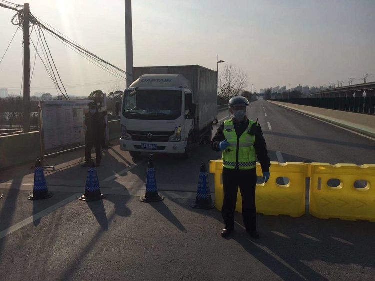 59岁老民警主动请缨上疫情防控一线,龙其安以卡为家创作抗疫诗歌