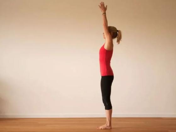 瑜伽时手撑地面手在发抖,瑜伽过程中大腿一直抖是什么原因