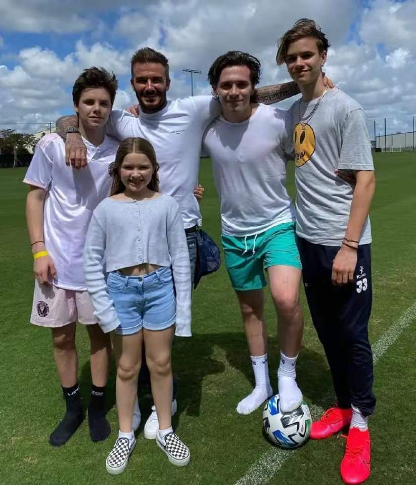 维多利亚晒小七近照！穿背心裙露出小粗腿，扎麻花辫回眸一笑太甜