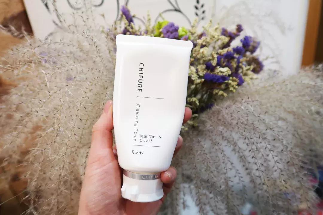 晚上睡觉前涂很多护肤品好吗,晚上必须睡前涂护肤品吗