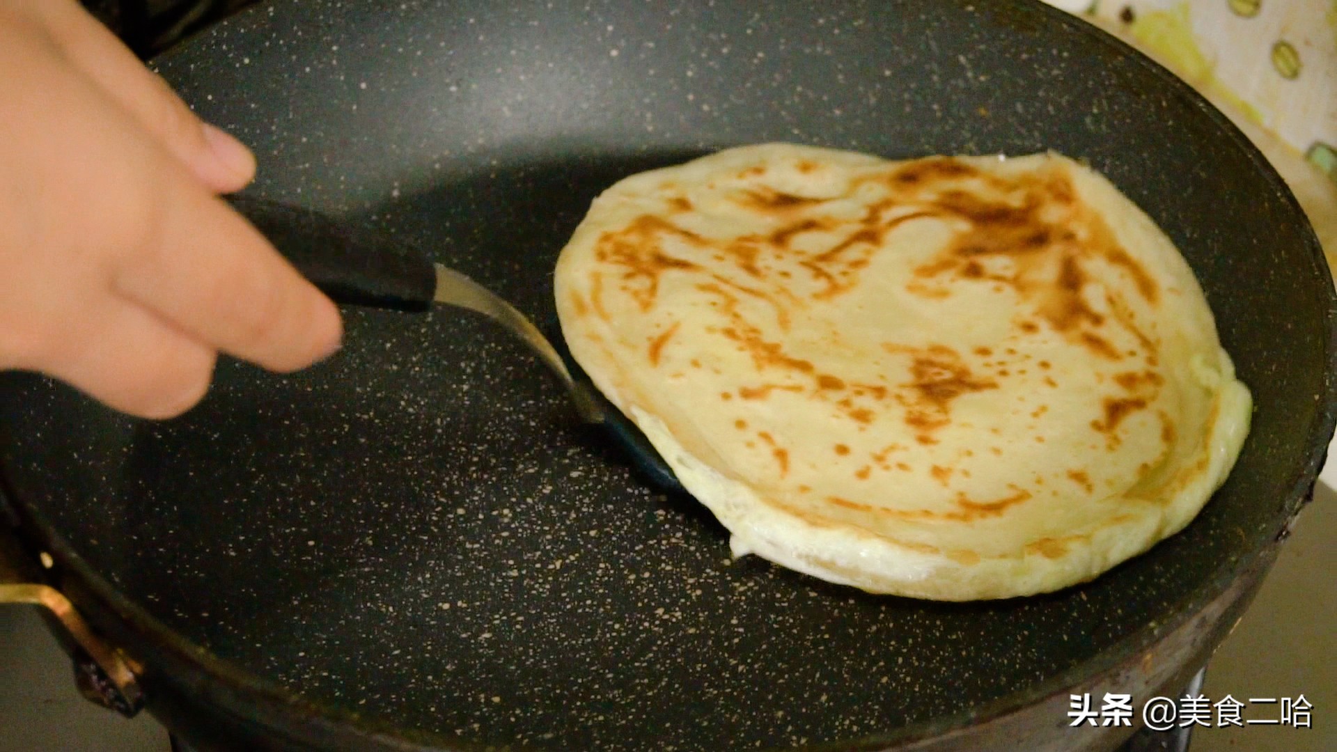 鸡蛋灌饼鼓大泡,鸡蛋灌饼做法全过程小视频