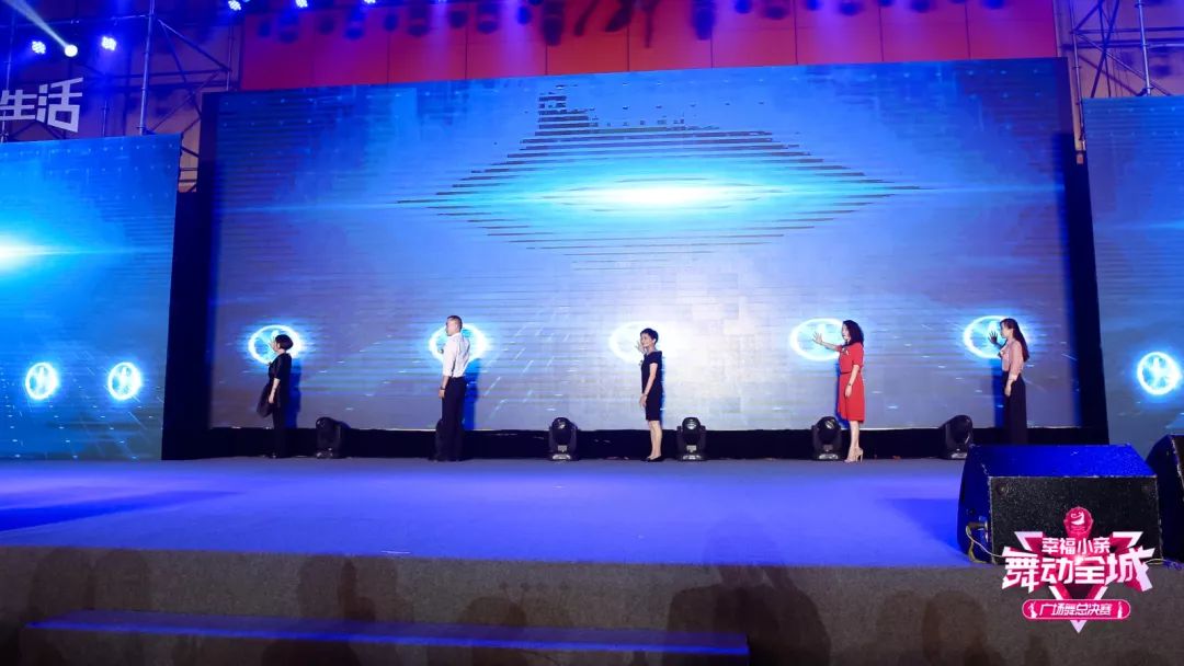 大妈们参加广场舞比赛,春晚广场舞比赛