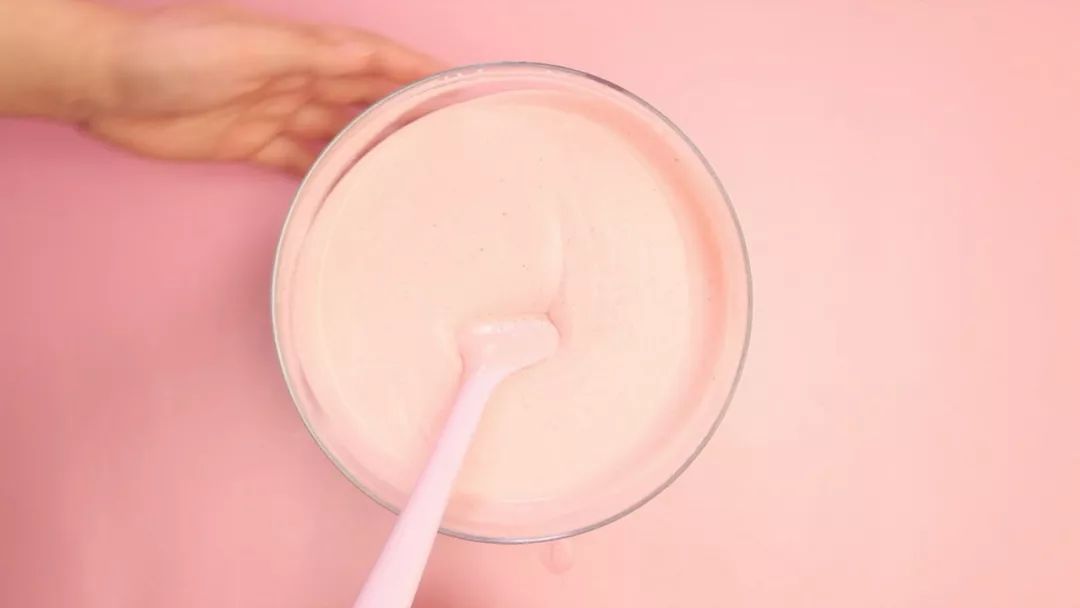 满满的草莓香味的慕斯，不用烤箱就能做、简单快手！