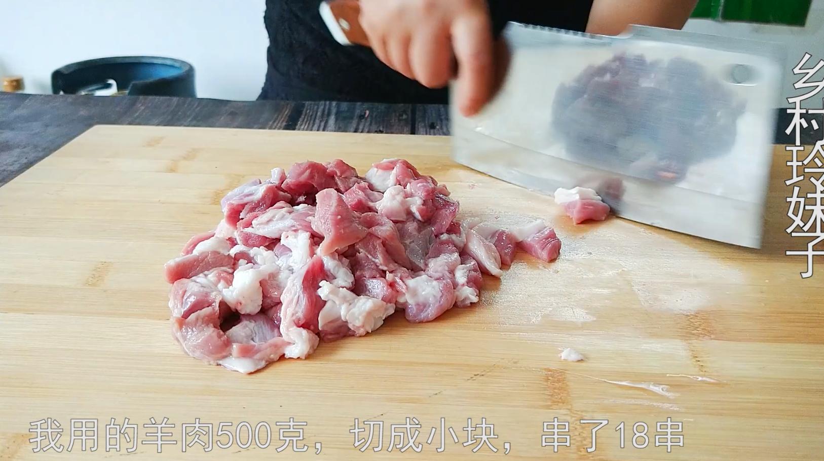新疆人烤羊肉串为什么没有膻味,冷冻的羊肉烤羊肉串怎么去膻味