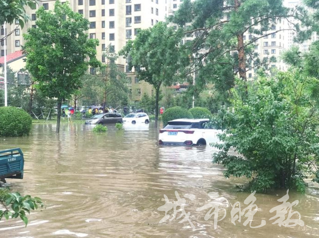 长春街道暴雨后积水严重车辆被困,长春暴雨致城区多处积水