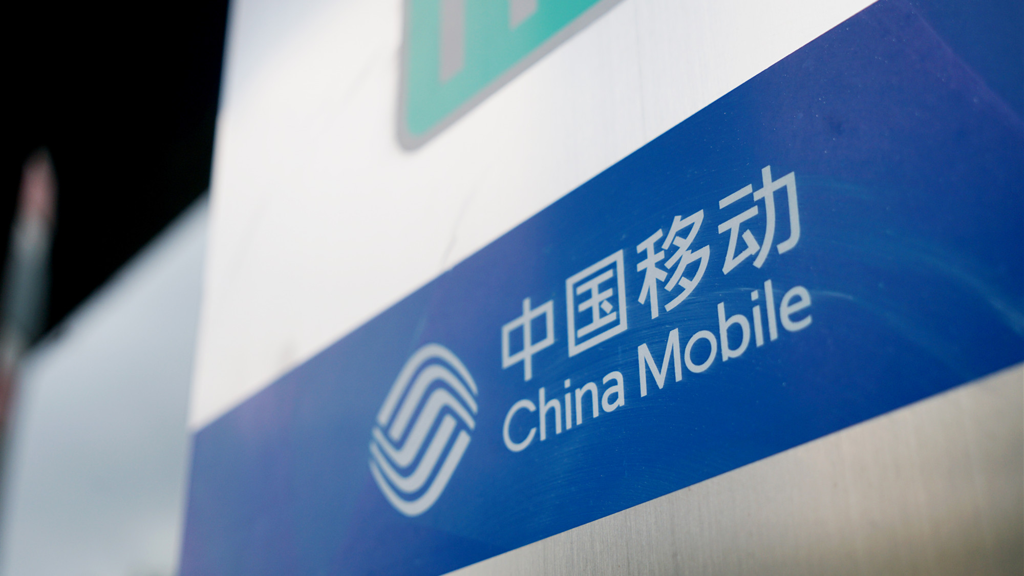 苹果iPhone卖不动了，自动对焦的隐形眼镜来了