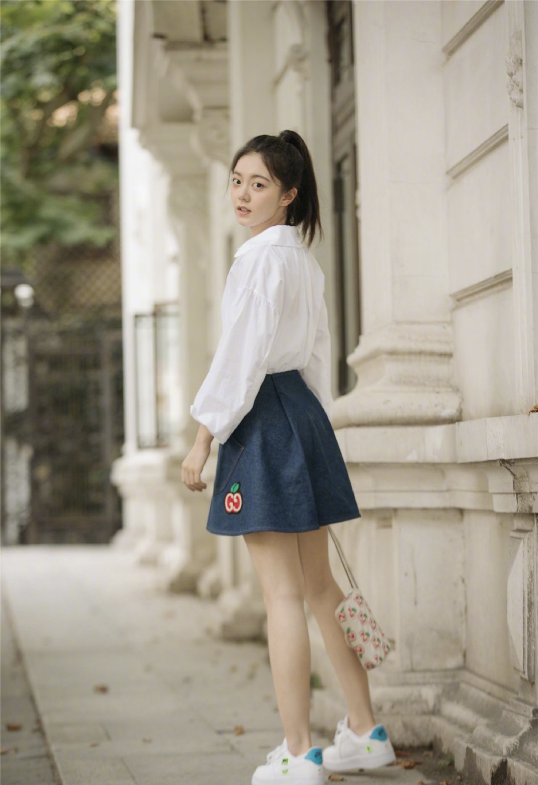 今年流行这样穿白衬衫牛仔裙,牛仔衬衫裙该搭配什么鞋子好看