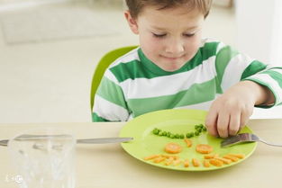 小孩爱吃零食不吃饭怎么解决,孩子爱吃零食不哭闹怎么办