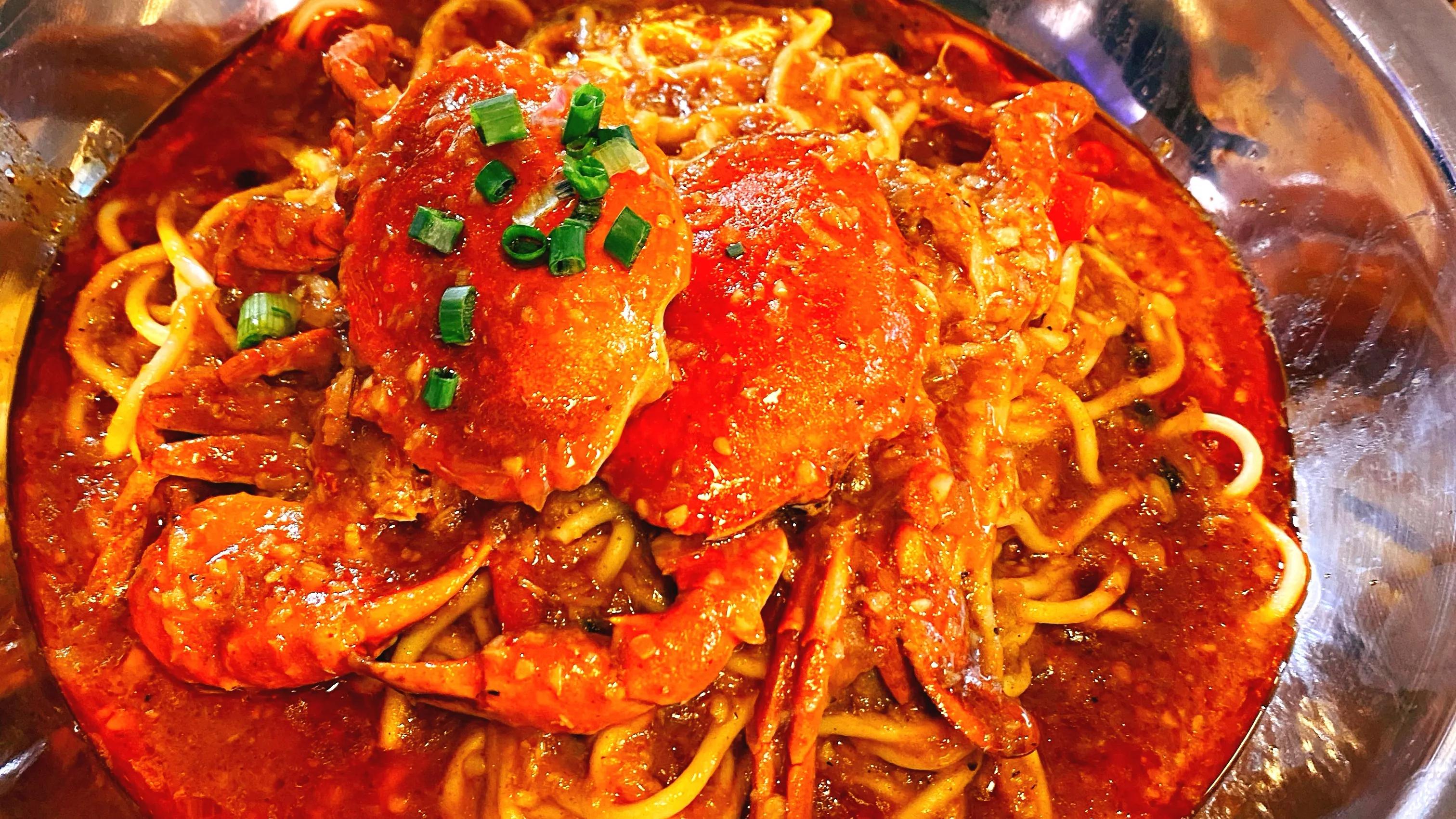 没想到西安这家饭店，把虾做出了各种“花”，排队吃虾人真多